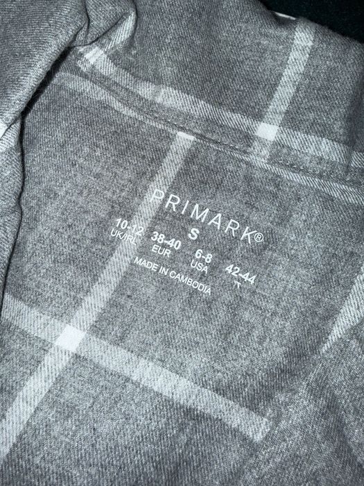 Pijama cinzento com riscas brancas