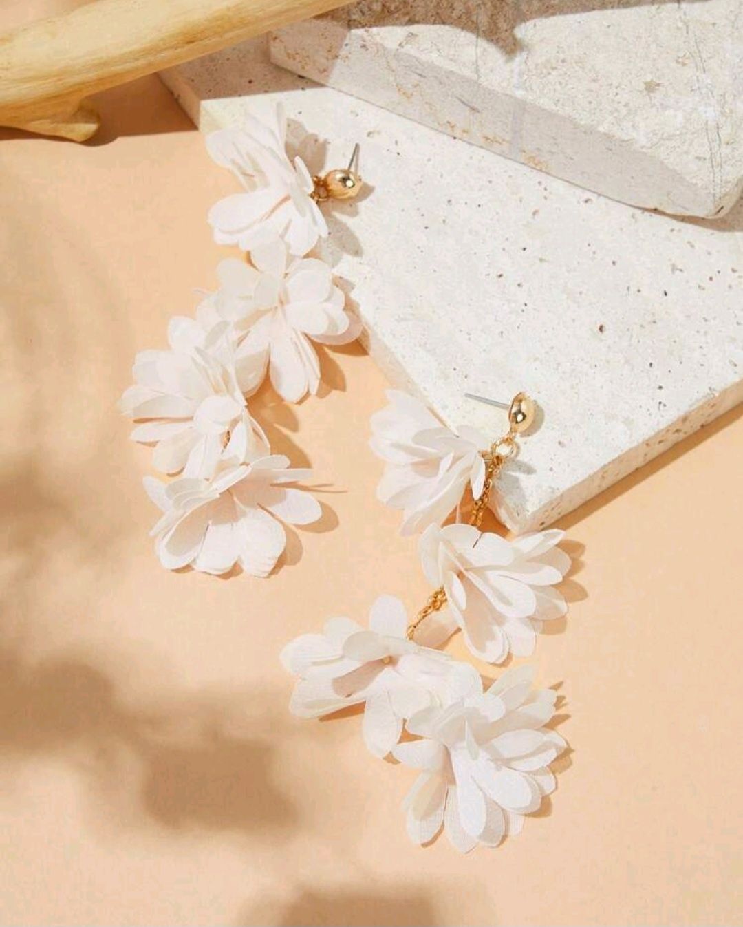 Kolczyki długie wiszące kwiatuszki materiałowe białe