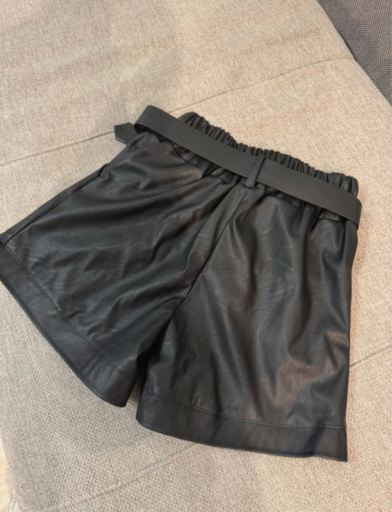 czarne skórzane spodenki z paskiem z klamrą butik