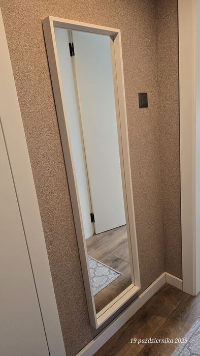 Lustro w ramie, białe.