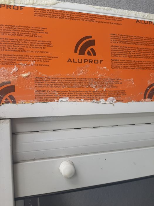 Okno plastikowe dwuszybowe z roletą zewnętrzną