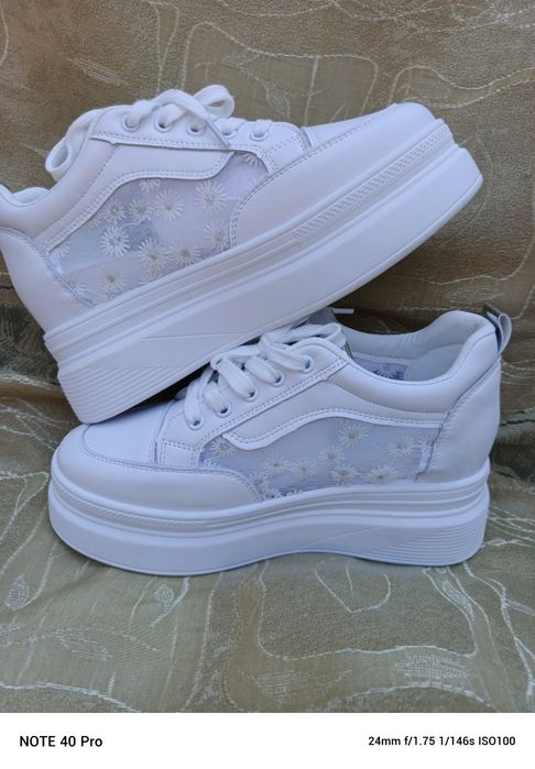 Повсякденні жіночі кросівки