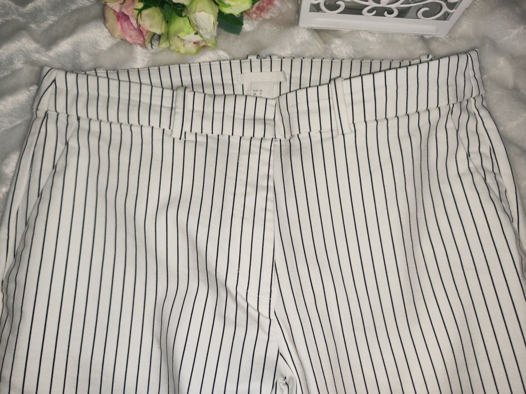 Białe spodnie w paski  H&M rozmiar z metki 40