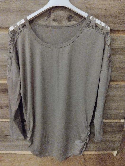 Beżowo kawowa bluzka z koronką