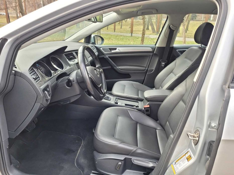 Прокат (оренда) автомобіля Volkswagen e-Golf в гарній комплектації