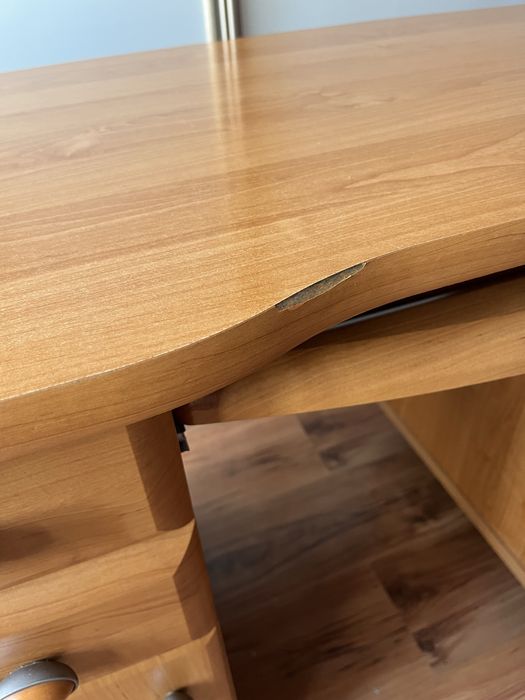 Biurko komputerowe, krzesło biurowe, fotel