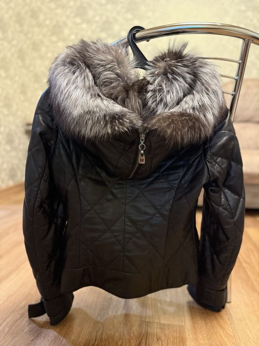 Шкіряна куртка з натуральним хутром чернобурки