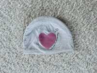 Śliczna czapka z cekinowym serduszkiem srebrno-różowym 54 cm