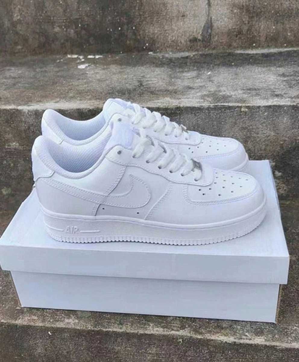 Białe buty Nike w rozmiarze 39, dostarczane w pudełku