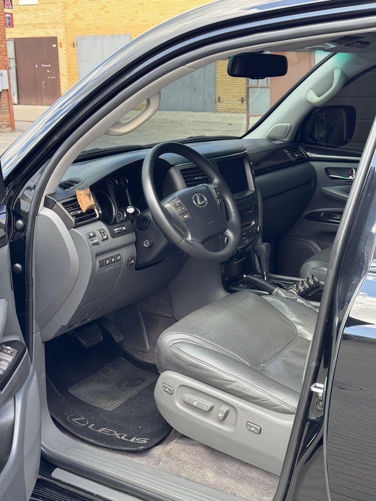 Lexus LX 570 5.7 газ/бензин black edition
