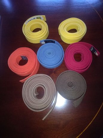 Cintos de karaté/judo amarelo, laranja, azul, vermelho e castanho
