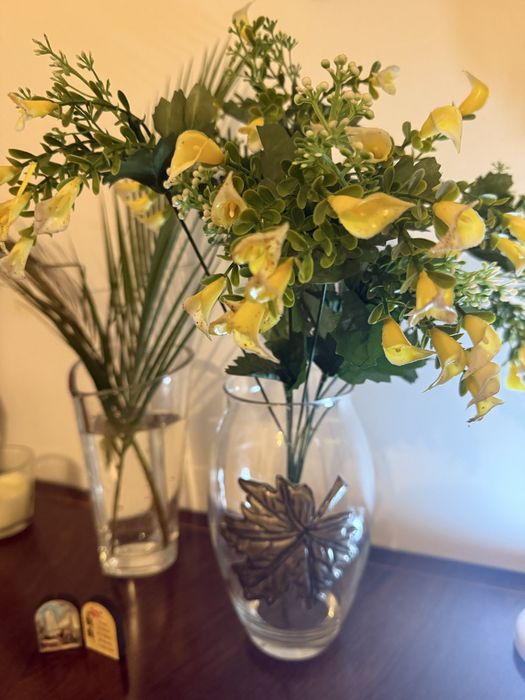 Jarra de vidro fino e aplicacao de estanho com flores amarelas