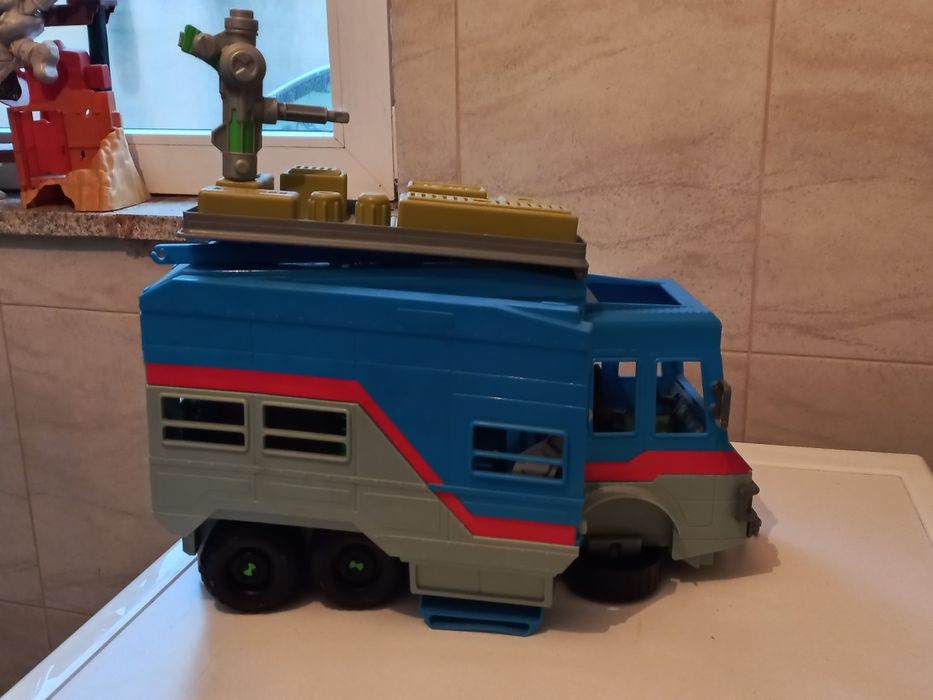 Brinquedo - carrinha do Ben 10