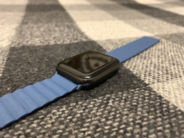 Apple Watch SE 44mm Space Gray Alu Black Sport Band GPS