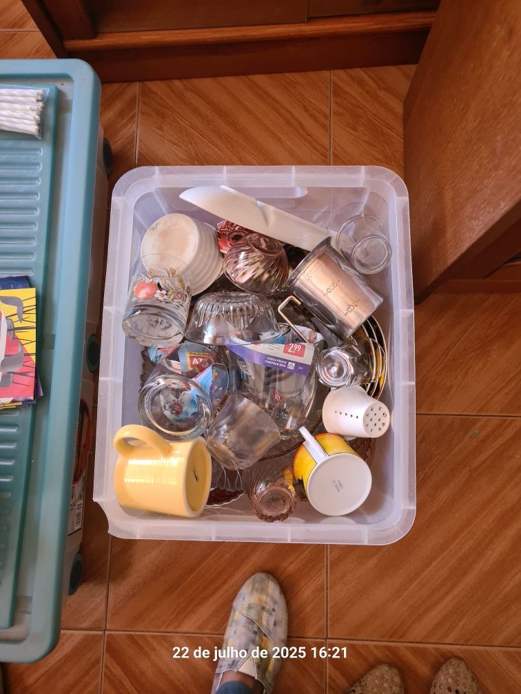 Copos com pé para agua, vinho etc, em bom estado.