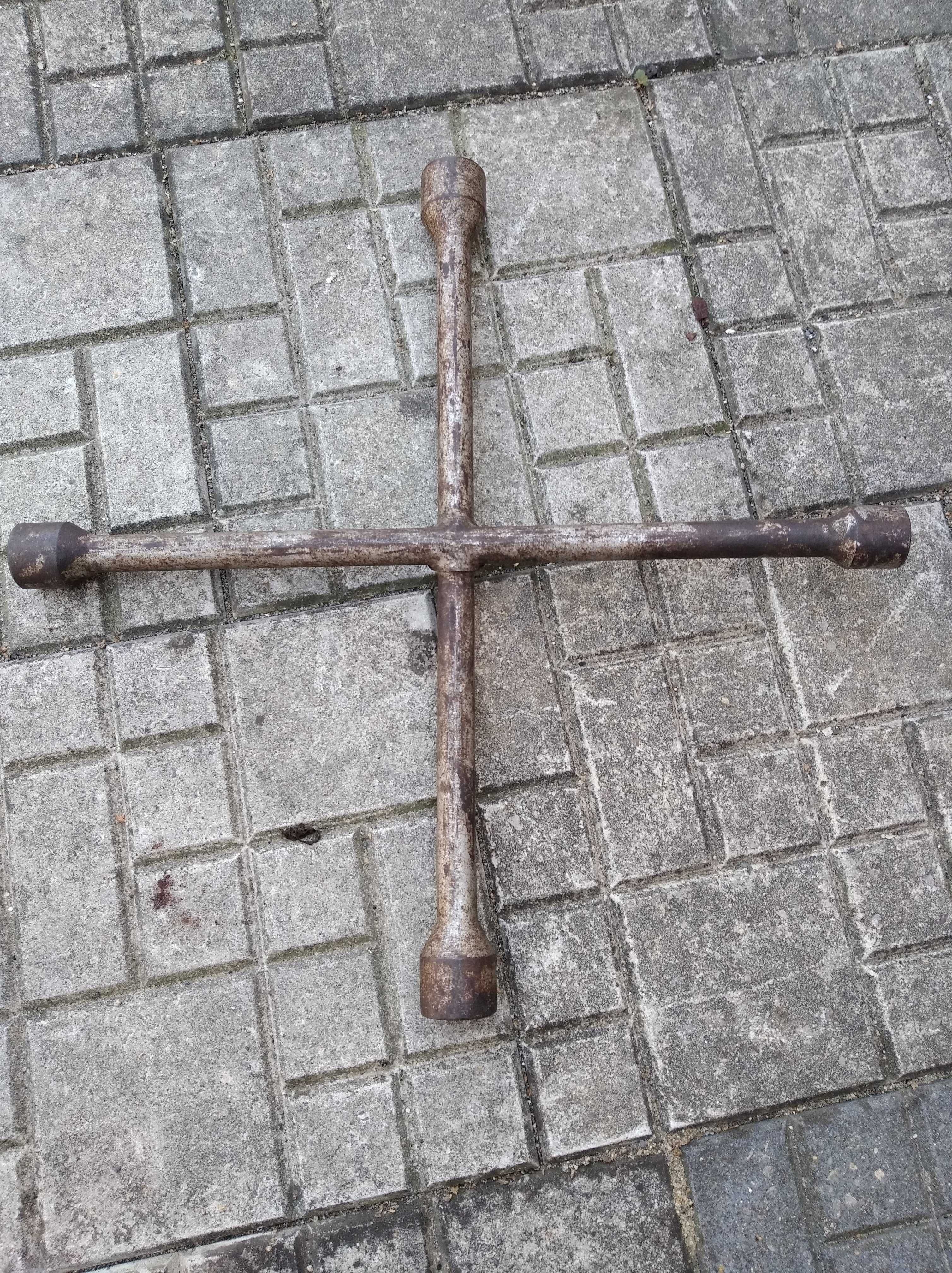 Podstawki pod samochód osobowy (kobyłki) + klucz do kół