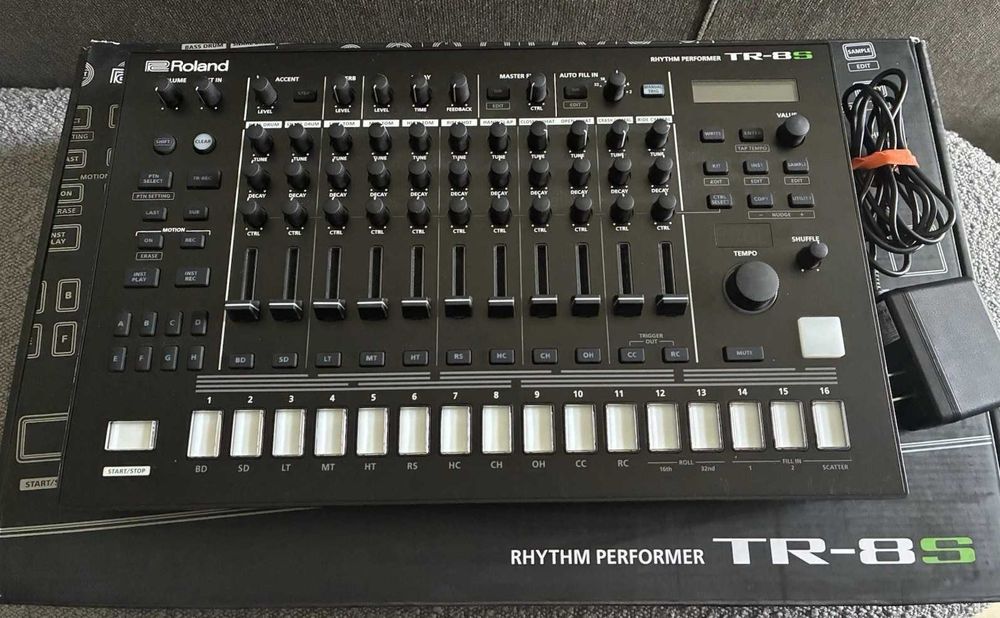 Roland TR-8S - креативная драм машина, с пробивным звуком и FM движком