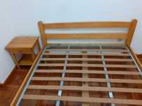 Cama de casal, em pinho maciço - Amadora