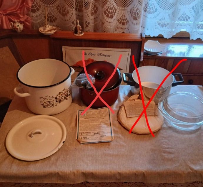 Эмалированные кастрюли, судки миски сковородки , гусятница ,графины.