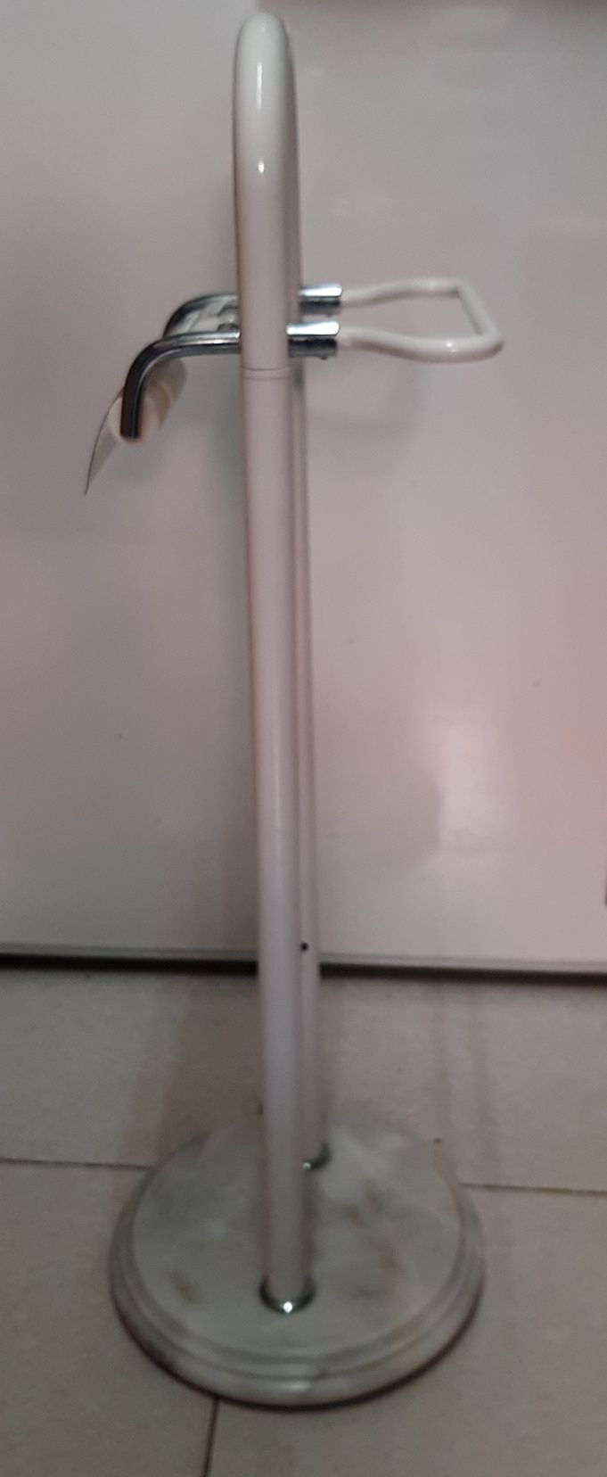Toalheiro e suporte de papel wc.