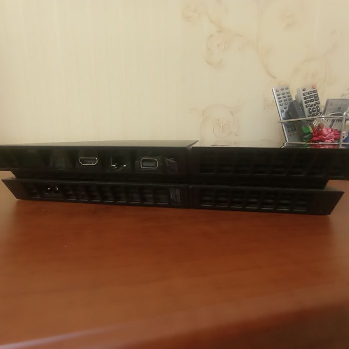 PS4 1 терабайт памяти + 2 дисковые игры