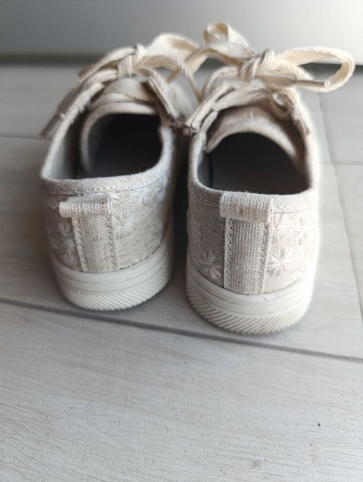 Sapatos de menina. Tamanho 27. Zara.