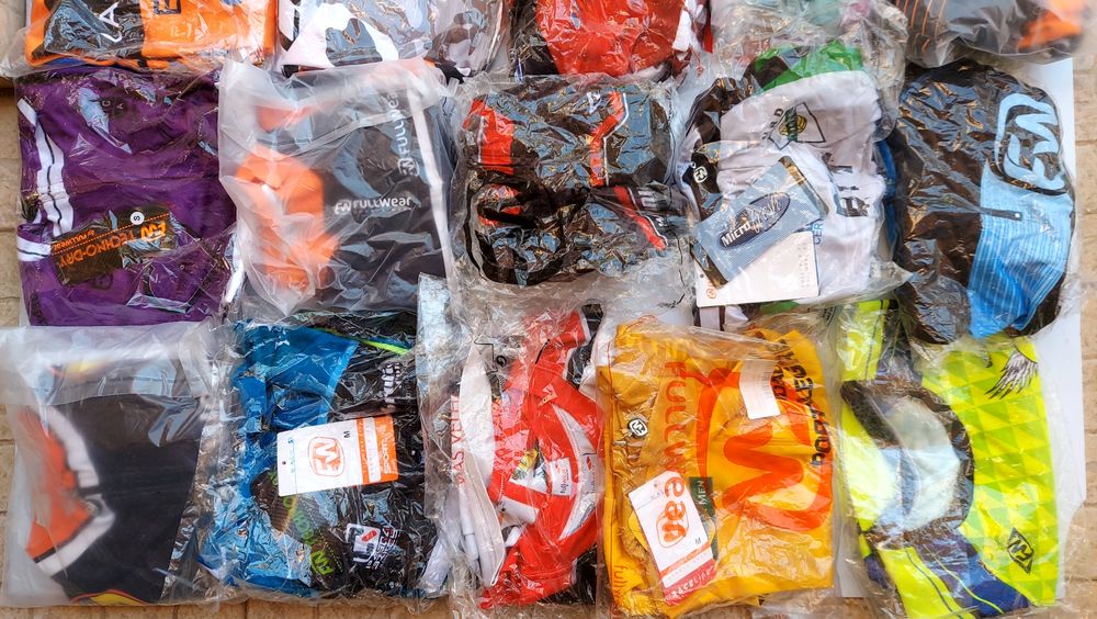 Equipamentos de ciclismo novos e sapatos de Ciclismo