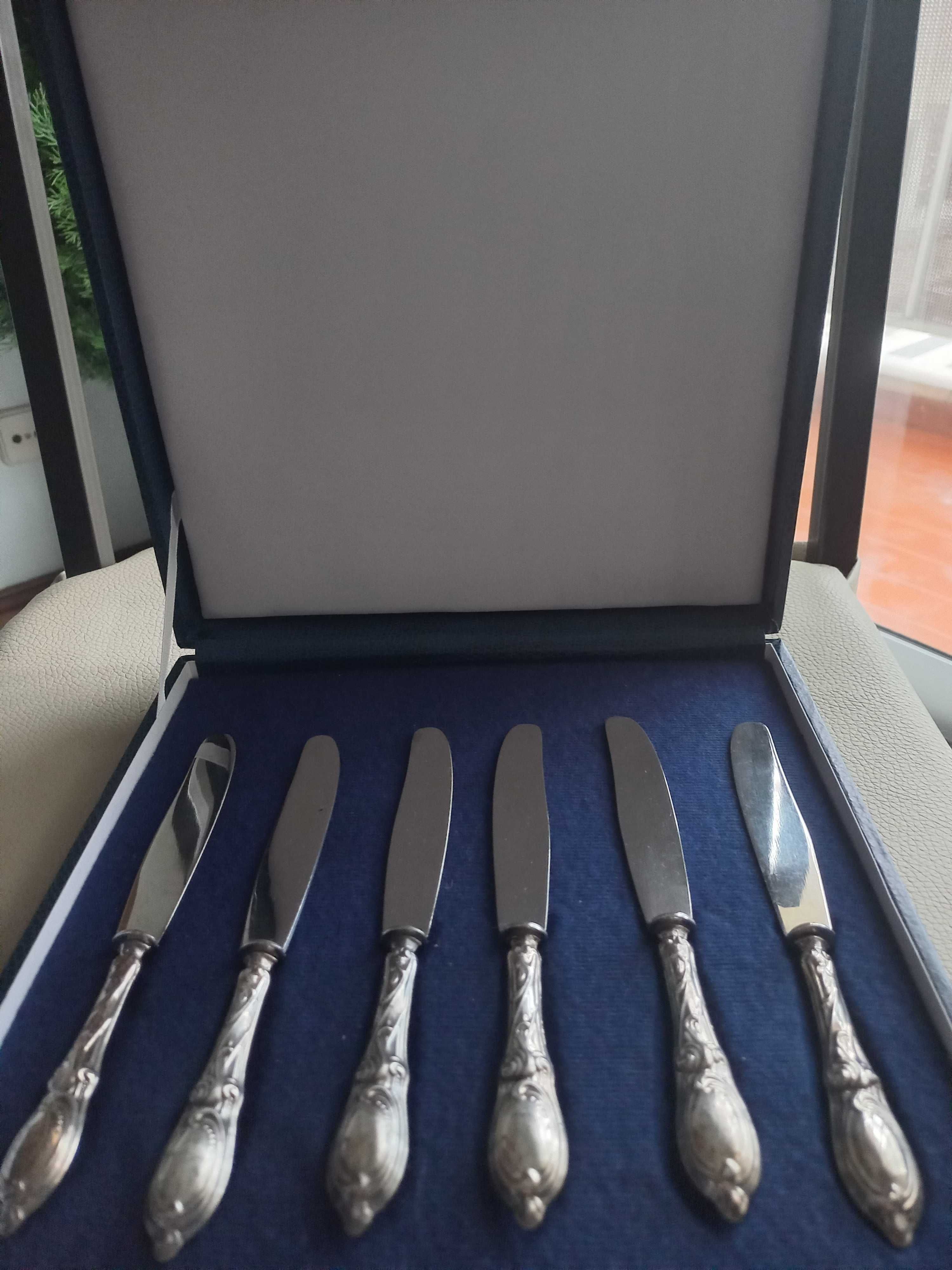 1 conjunto de 6 facas de sobremesa em prata Portuguesa.