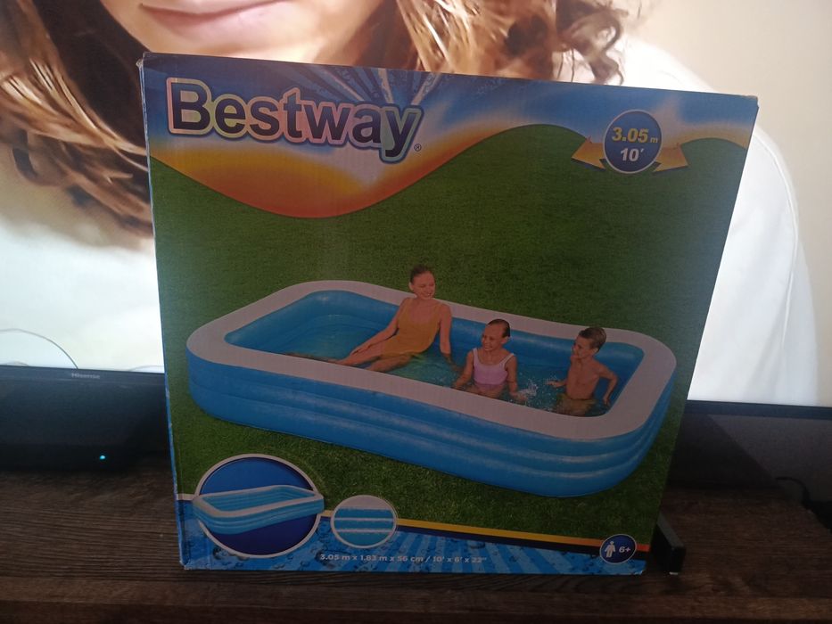 Nowy basen  pokrywą