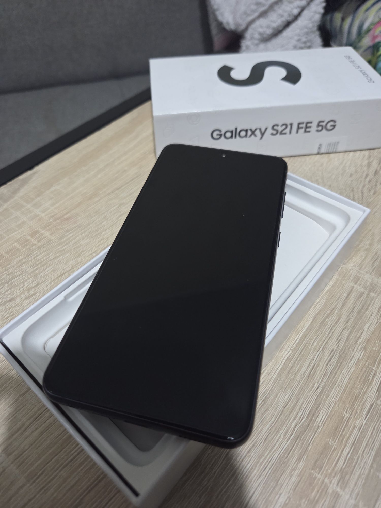 Samsung S21 FE 5G + etui Spigen + folia