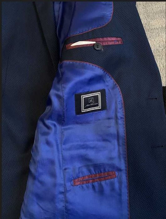 Класичний костюм, синього кольору. Метелик у подарунок.