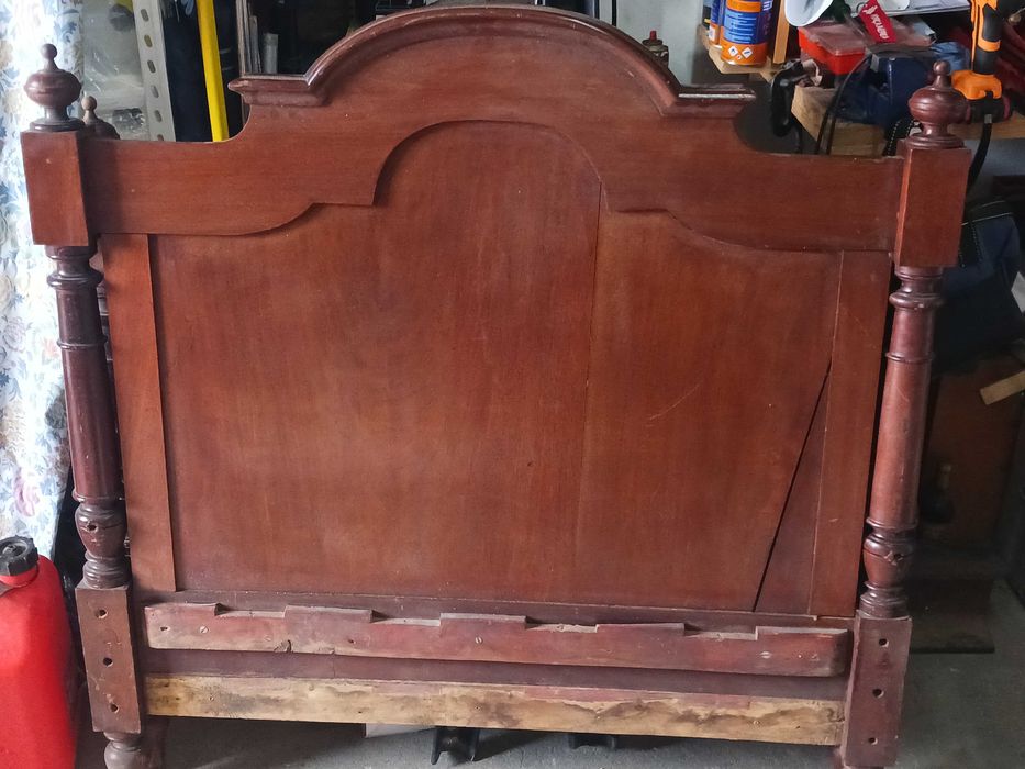 Cama antiga de mogno