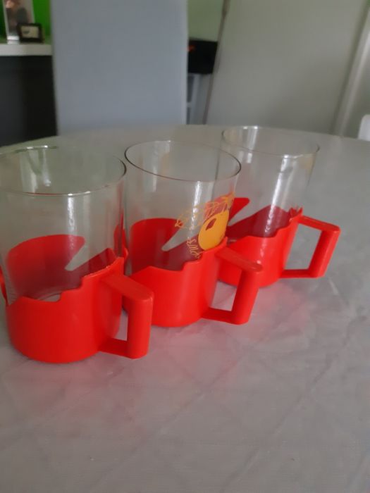 Szklanki z uchtwytami plast. Czasy PRL. 3 szt.
