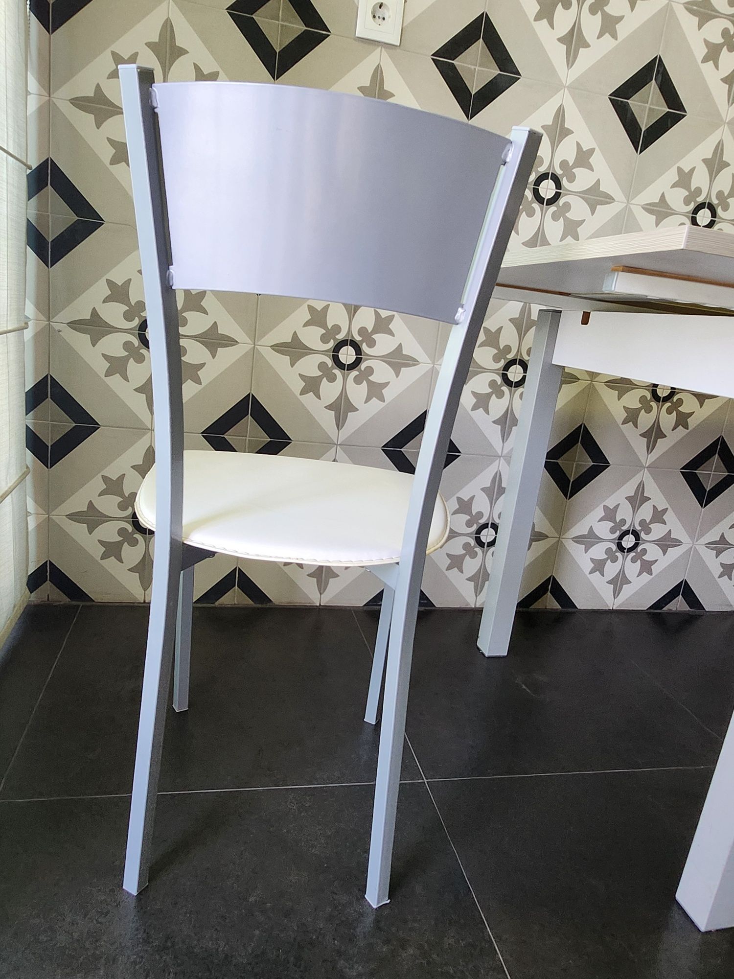 Mesa de cozinha extensível tampo vidro branco + 4 cadeiras