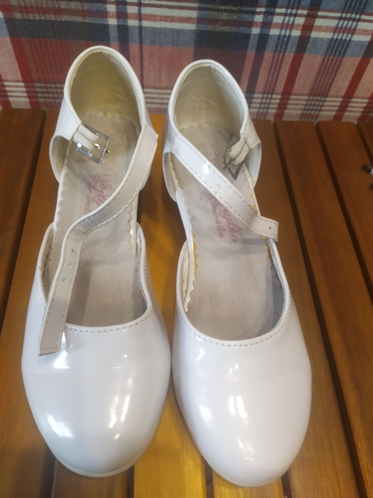 Białe buciki dla dziewczynki