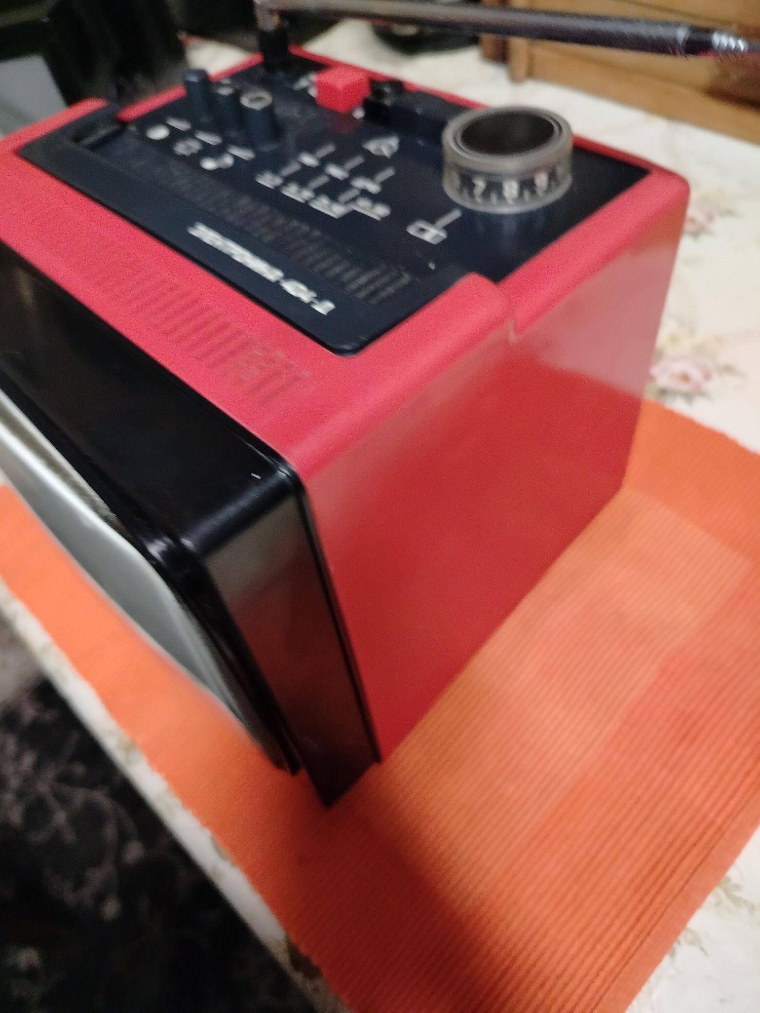 Telewizor z PRL-u turystyczny
