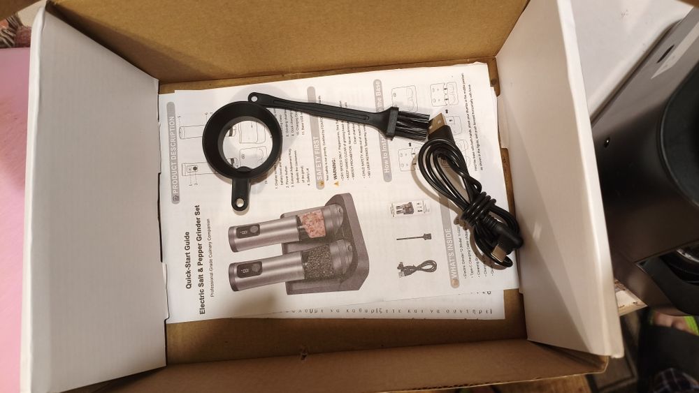 Набор электрических мельниц для соли и перца.