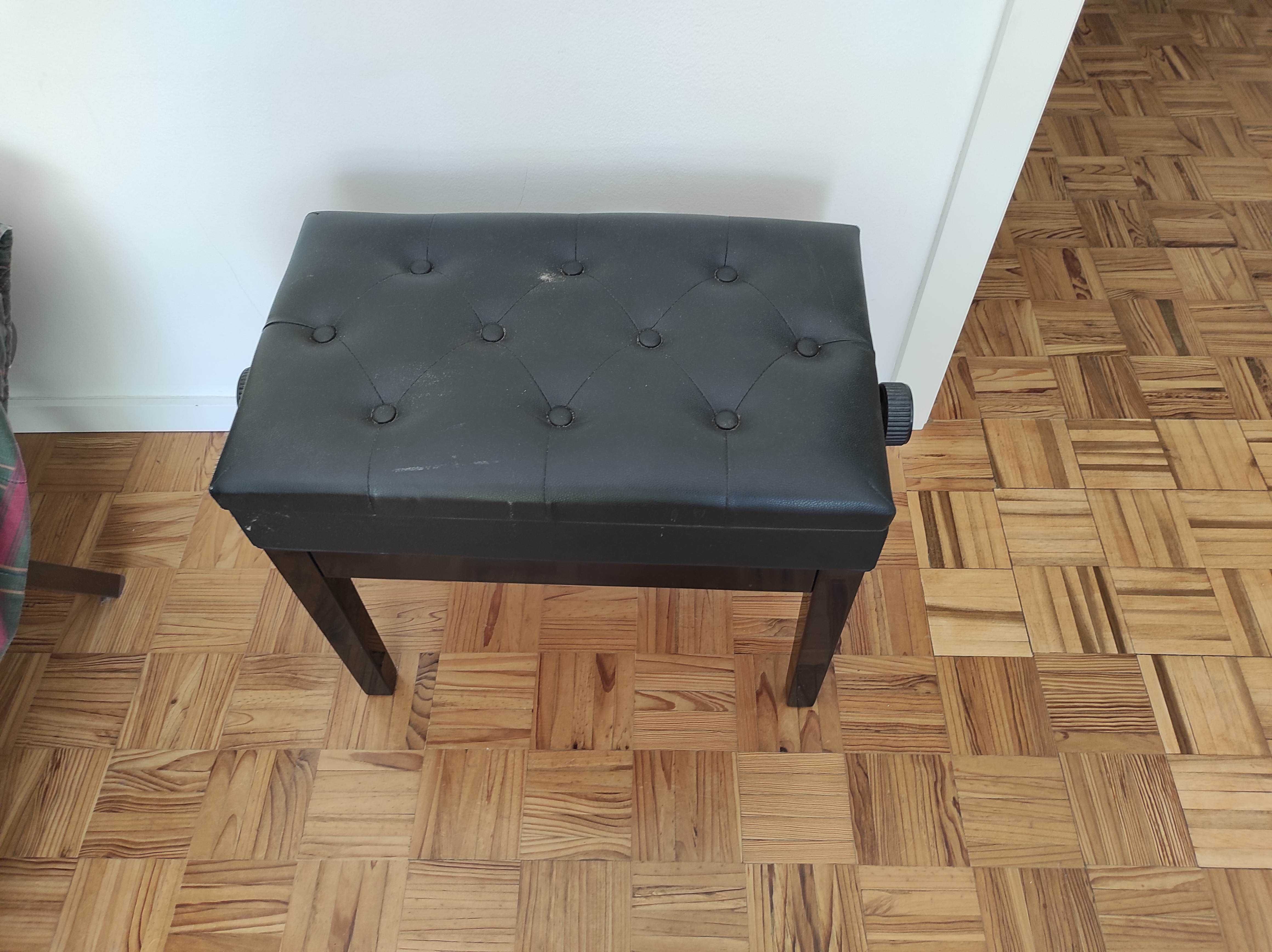 Banco de quarto com arrumação. Impecável.