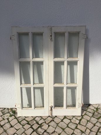 Janela antiga duas portas em madeira