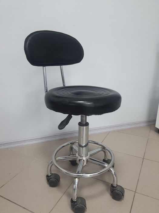 Крісло - табурет на колесах зі спинкою