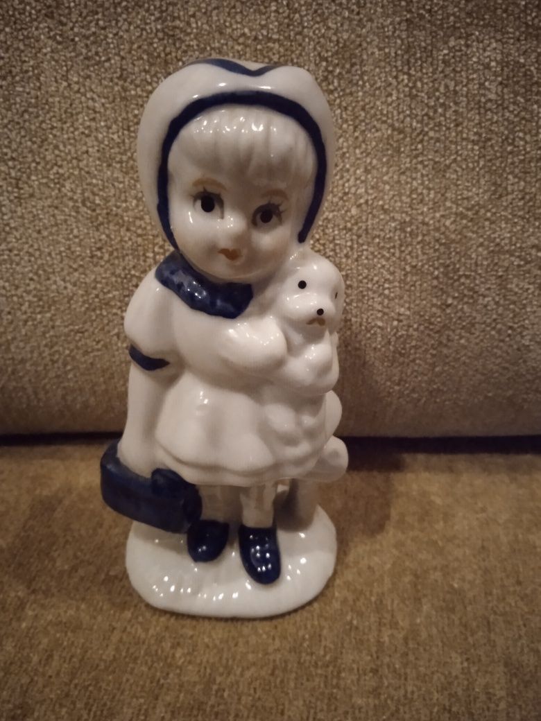 Porcelanowa figurka. ,, Dziewczynka z psem "'