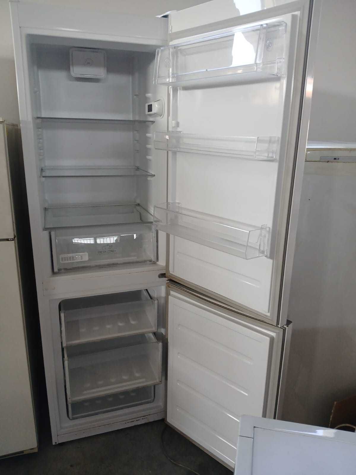 Vendo frigorifico combinado HOTPOINT a funcionar e em bom estado