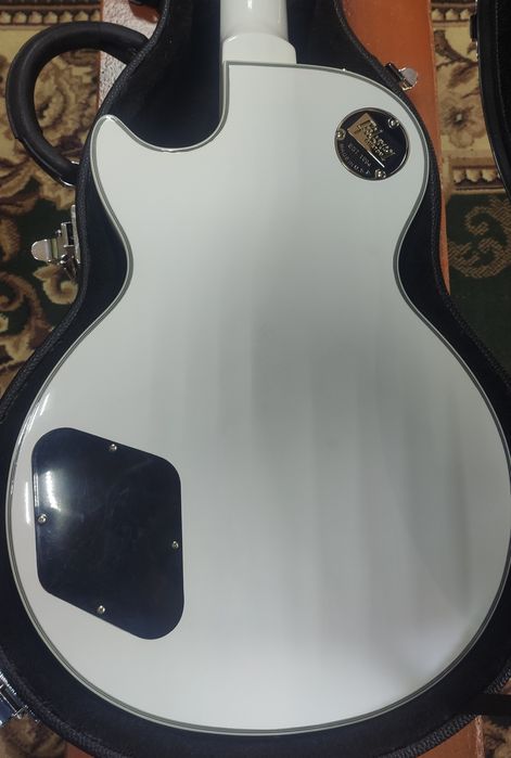 Продам гитару с кофром