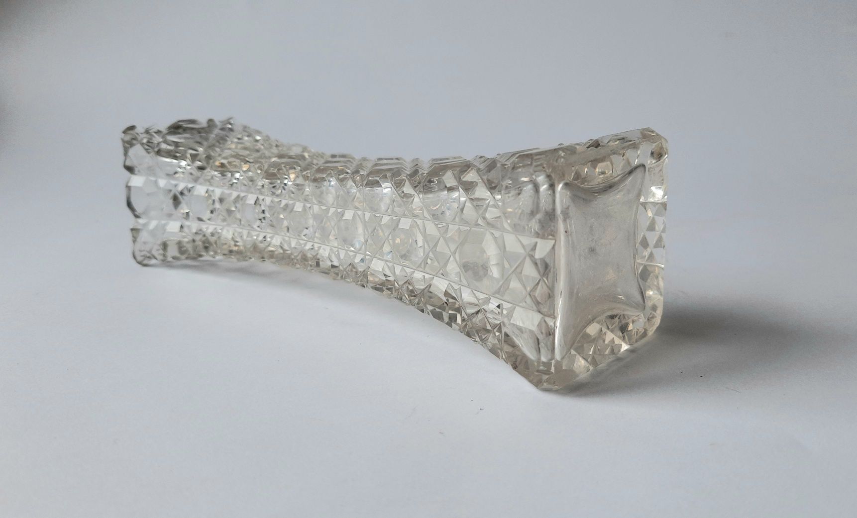 Zabytkowy wazon - flakon - grube szkło kryształowe  ręcznie szlifowane