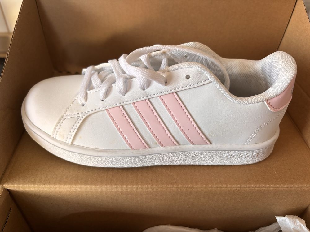 Adidas kids em branco e rosa