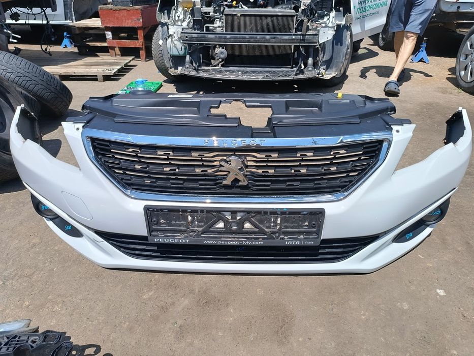 Передний бампер на PEUGEOT 301