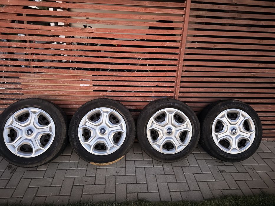 Felgi stalowe z oponami zima z kołpakami Ford Kuga 5x108 /63,4 mm,