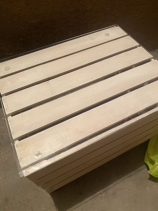 Stolik ze skrzynki, szklo hartowane, balkon