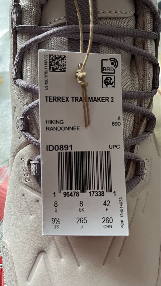 Крассовки adidas , кожанные - зима.