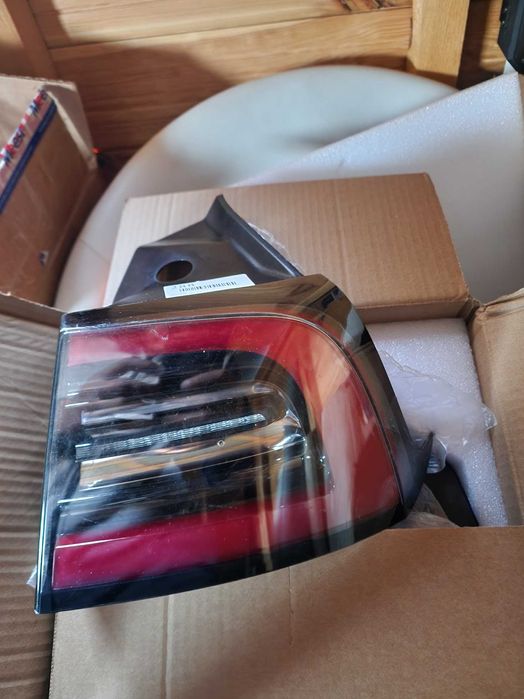 Ліхтар зовнішній (крило) правий Tesla Model 3, Y 1077397-00-G